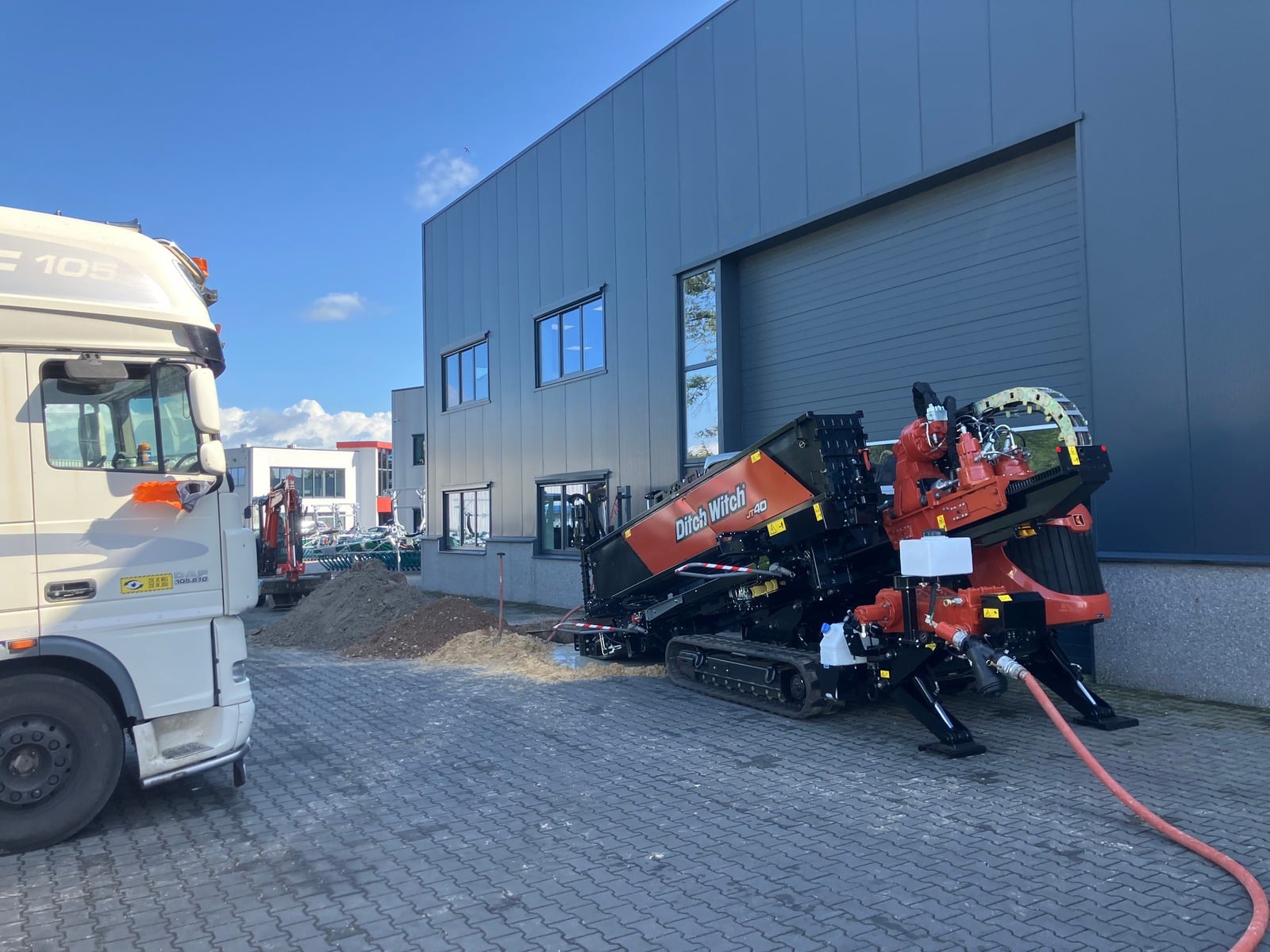 Ditch Witch boormachine voor de loods